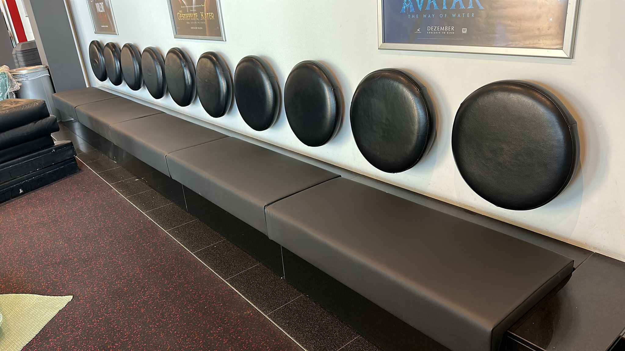 Durable and modern seating solutions for lobbies Image