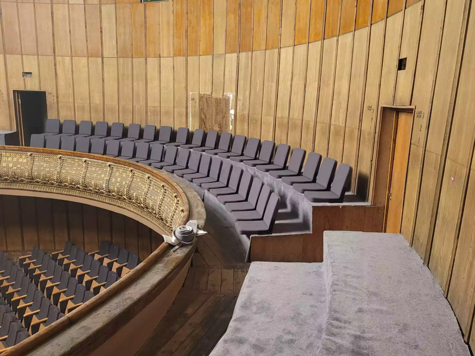 Custom auditorium seating for optimal comfort Image